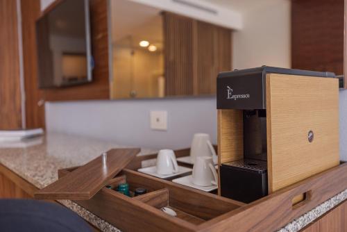 莫雷洛斯港Sensira Resort & Spa Riviera Maya All Inclusive的厨房配有柜台上的咖啡机