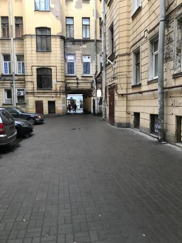 圣彼得堡Апартаменты на Гончарной,11的城市中一座空的停车场,有建筑