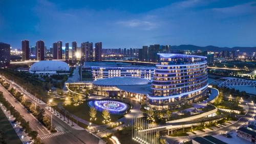 南京南京长江之舟华邑酒店的城市中一座大建筑的夜景