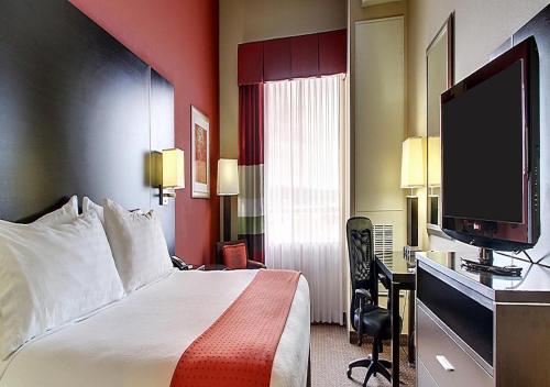 胡佛伯明翰 - 胡佛假日酒店的酒店客房配有一张床和一张书桌及一台电视