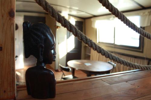 阿维尼翁佩妮舍丝布瓦船屋的女郎在一根房间里绳子上的雕像