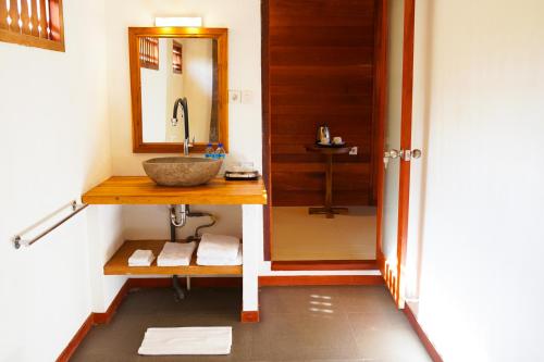 龙目岛库塔La'villaris hotel & resto的一间带水槽和镜子的浴室