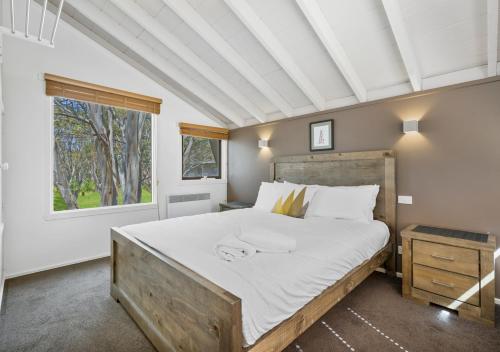 丁诺高原Diamantina的一间卧室设有一张大床和一个窗户。