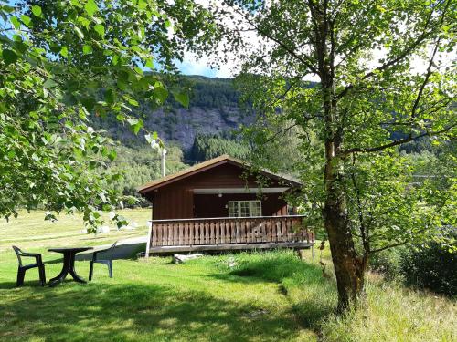 埃兹达尔艾斯达尔度假露营地的小屋设有野餐桌和草地上的长凳