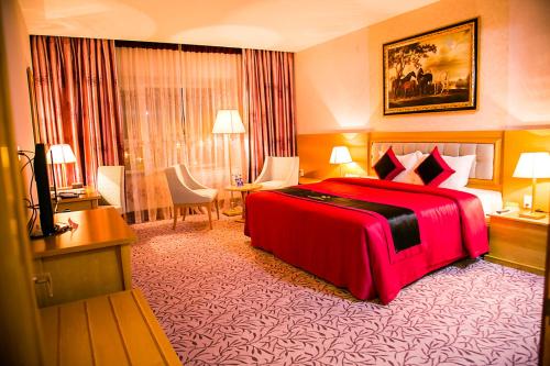 Quảng Trị西贡东河酒店的酒店客房配有红色的床和书桌