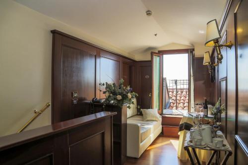 威尼斯布奇托罗酒店的带沙发和窗户的客厅