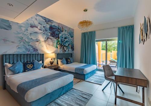 迪拜Exclusive Escapes Private Pool Homes and Villas by GLOBALSTAY Holiday Homes的一间卧室配有两张床和一张书桌