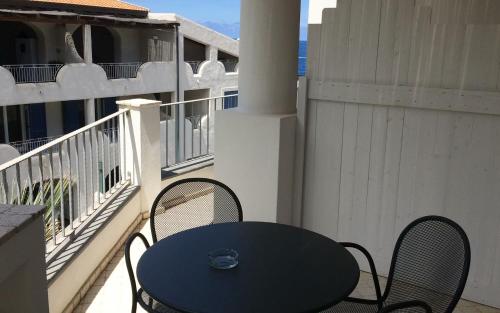 AcquacaldaHotel Cutimare - Aeolian Charme的阳台上配有蓝色的桌椅