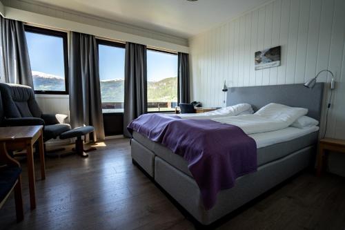 因维克因韦克弗约德酒店的一间卧室配有一张床、一把椅子和窗户。