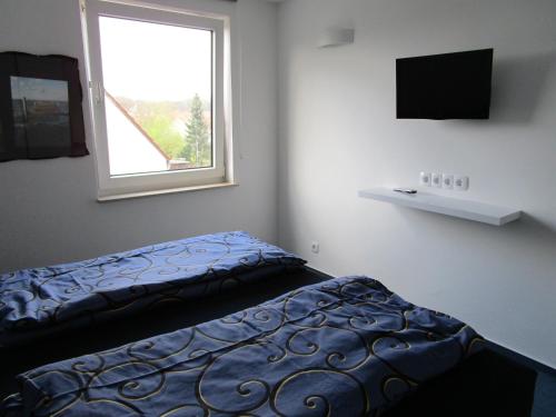 文斯托夫Bed & Breakfast Wunstorf的一间卧室设有一张床和一个窗口