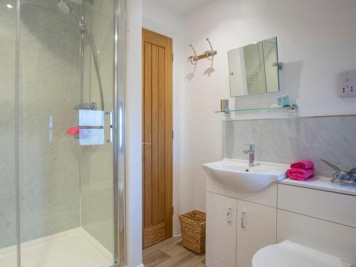 德罗伊特威奇Bay Tree Cottage的带淋浴和盥洗盆的浴室