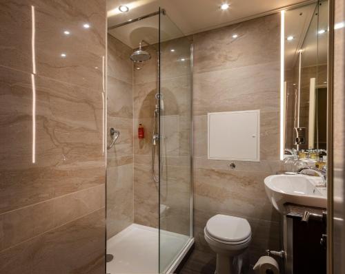 都柏林卡斯蒂斯酒店的带淋浴、卫生间和盥洗盆的浴室