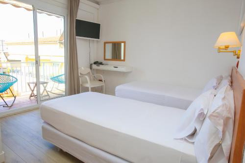比利亚努埃瓦-赫尔特鲁Solvi Hotel - Adults Only的酒店客房设有一张床和一个阳台。