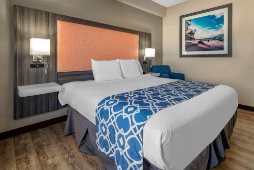 怀尔德伍德The Waves Hotel, Ascend Hotel Collection的一间位于酒店客房内的带大床的卧室