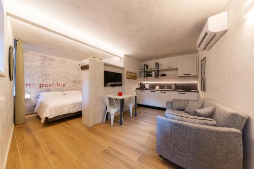 特雷莫西内Borgo Cantagallo Casa Olivia 1的客房设有床、沙发和桌子。