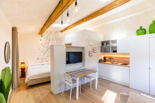 特雷莫西内Borgo Cantagallo Casa Olivia 2的客房设有书桌、床和厨房。