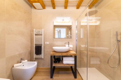 特雷莫西内Borgo Cantagallo Casa Olivia 2的一间带水槽和淋浴的浴室