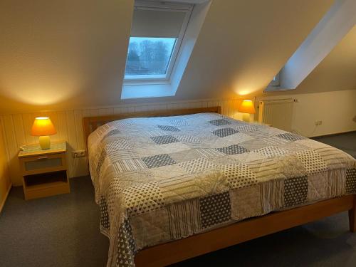 巴特法灵博斯特尔Cafe Gaubenhaus的一间卧室配有一张带2个床头柜和2盏灯的床。
