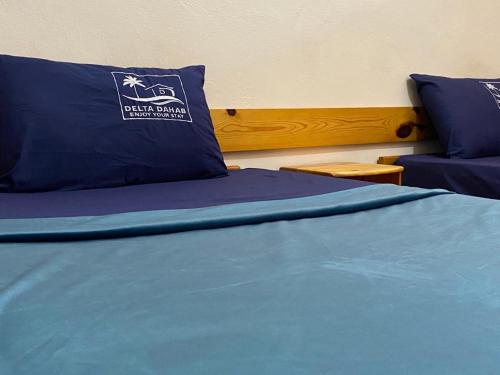 达哈布Delta Dahab Hotel的一张带蓝色被子和沙发的床