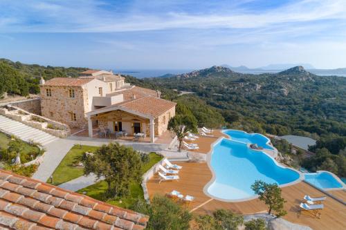 阿尔扎凯纳Hotel Borgo Smeraldo的享有带游泳池的别墅的空中景致