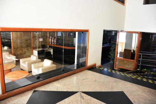 贝伦Hotel Grão Para的大堂设有玻璃墙和家具的房间