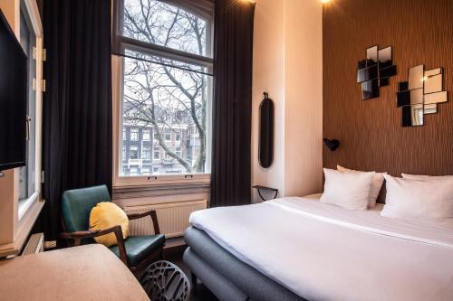 阿姆斯特丹V弗雷德里克斯酒店的酒店客房设有床和窗户。