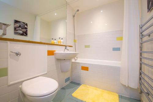 泰恩河畔纽卡斯尔Newcastle City Centre Apartment Ideal for Holiday, Contractors, Quarantining的浴室配有卫生间、盥洗盆和浴缸。
