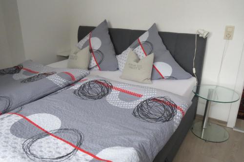 欧本Chalet M的一间卧室配有红色和白色枕头的床