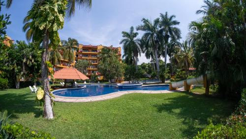 伊斯塔帕普尔它德尔马伊斯塔帕酒店的一个带水滑梯的度假游泳池