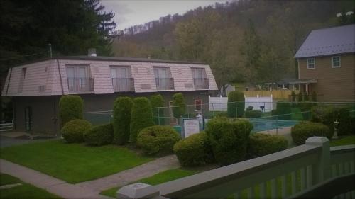 埃利科特维尔雪绒花滑雪小屋旅馆的院子前有围栏的房子