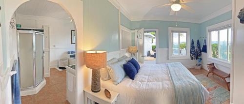 卡帕阿OceanFront Kauai - Harmony TVNC 4247的一间卧室,卧室内配有一张大床