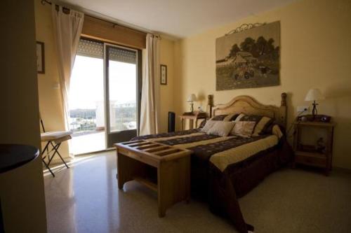 卡略萨登萨里亚Casa Cristina的一间卧室设有一张床和一个大窗户