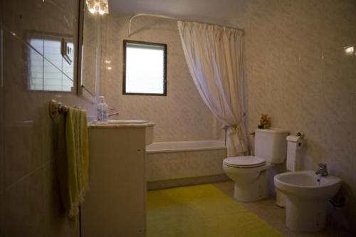 卡略萨登萨里亚Casa Cristina的浴室配有卫生间、盥洗盆和浴缸。