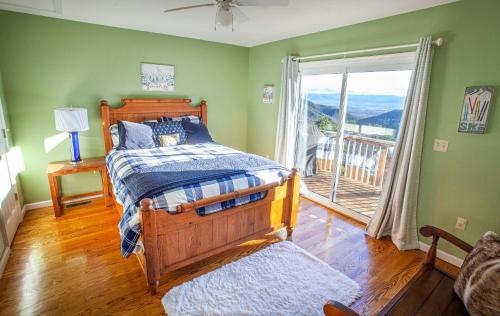 McGaheysvilleFamily Friendly Massanutten Home with Beautiful Mountain Views!的一间卧室设有一张床和一个滑动玻璃门