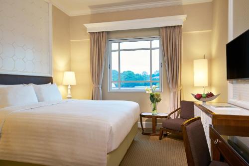 新加坡Rendezvous Hotel Singapore by Far East Hospitality的酒店客房设有床和窗户。