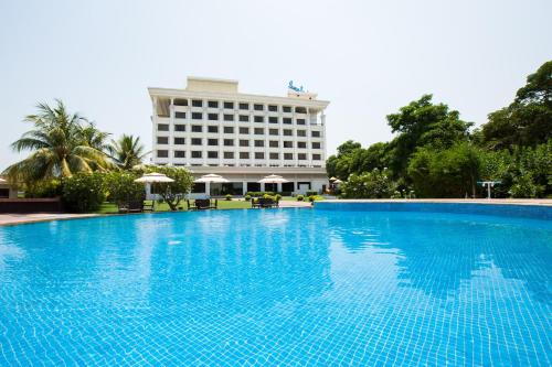 舍地西瑞狄阳光沙滩酒店的酒店前方的大型游泳池