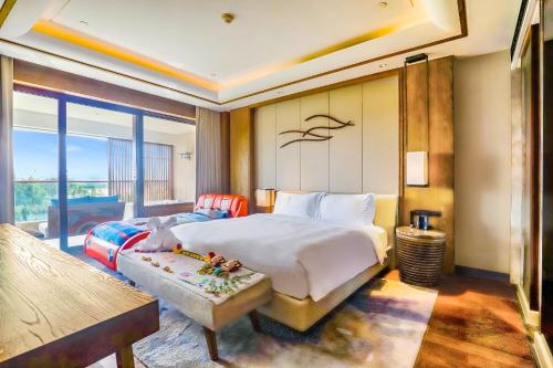 三亚三亚海棠湾天房洲际度假酒店（海底餐厅）的一间卧室设有一张大床和一个大窗户