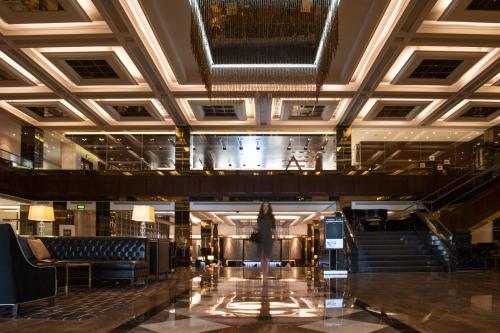 麦纳麦InterContinental Bahrain, an IHG Hotel的大厅,有楼梯的酒店和大楼