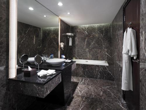 棉兰剑桥酒店的一间浴室