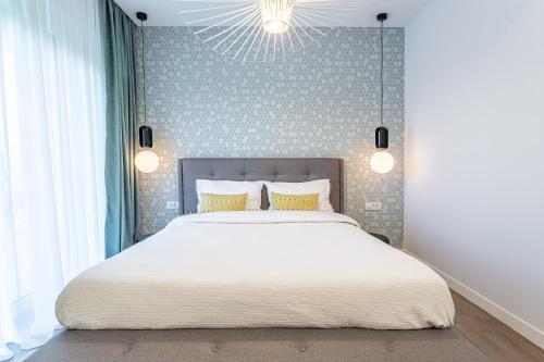 沃伦塔里Il Lago - Turquoise - Cozy Luxurious Smart Home By The Lake的卧室配有一张带黄色枕头的大型白色床。