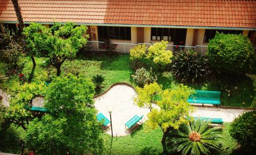 圣雷莫Hotel Villa Sophia的享有花园的顶部景致,花园内种有长椅和树木