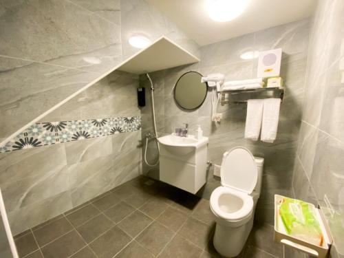 台东15電梯民宿的一间带卫生间和水槽的浴室