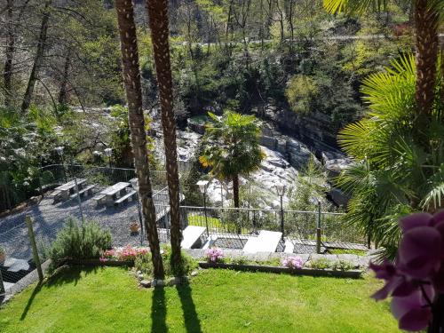 Ponte BrollaRistorante Charme Hotel Tre Terre的享有瀑布美景的花园
