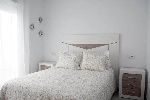 贝赫尔-德拉弗龙特拉Apartamento Calma的一间卧室配有一张带白色床罩和枕头的床。