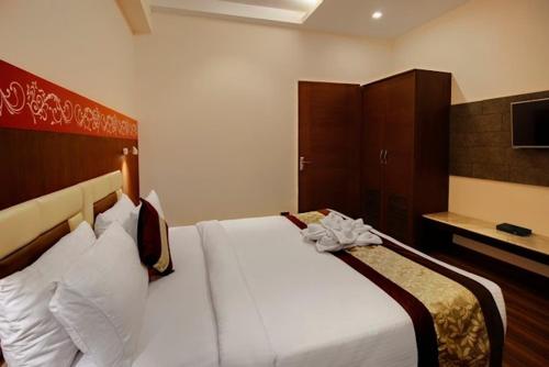 阿格拉Hotel Rudra Vilas的卧室配有一张白色大床