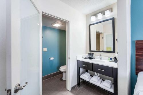 柏斯海滩里霍博斯海滩司丽普套房酒店的一间带水槽、卫生间和镜子的浴室