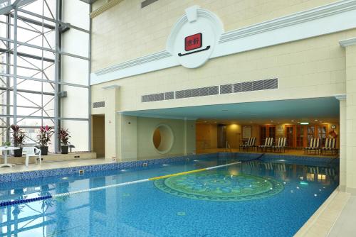 高雄寒轩国际大饭店的一座带游泳池的大楼内的大型游泳池