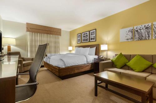 法戈Sleep Inn & Suites Fargo Medical Center的酒店客房,配有床和沙发