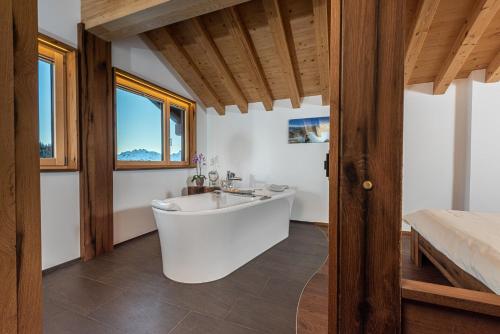 贝特默阿尔卑斯拉朗酒店的带浴缸和床的浴室