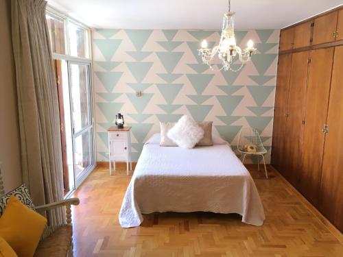 门多萨La Casa del Parque B&B的一间卧室设有一张床和几何墙